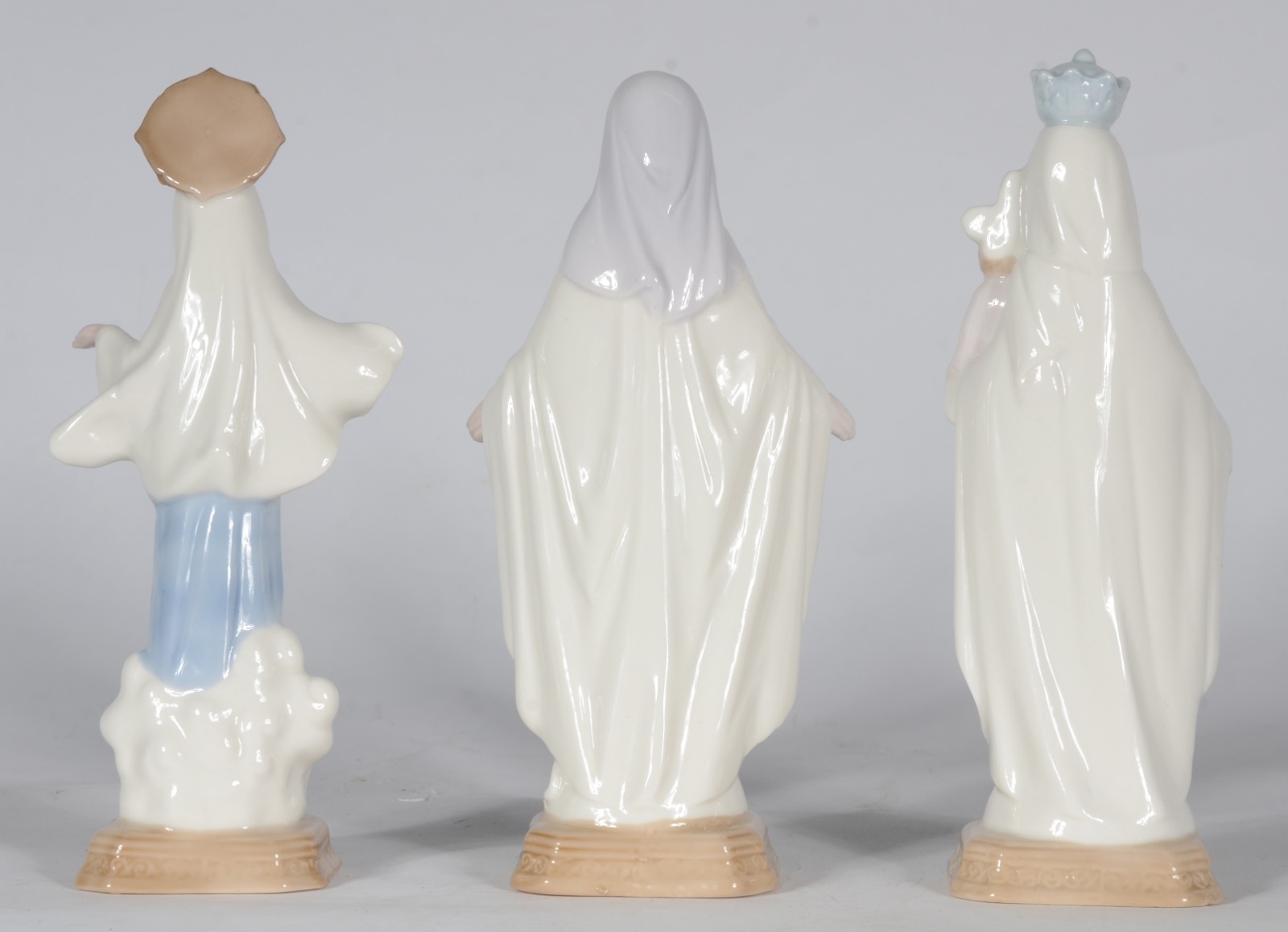 Três esculturas de porcelana policromada representando Virgem Maria. - foto 3 de 6