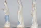 Três esculturas de porcelana policromada repres... - Três esculturas de porcelana policromada representando Virgem Maria.