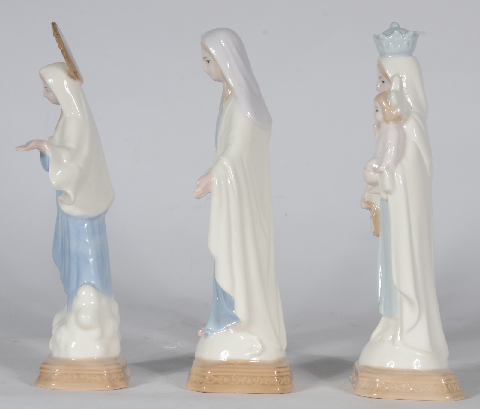 Três esculturas de porcelana policromada representando Virgem Maria. - foto 4 de 6