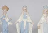 Três esculturas de porcelana policromada repres... - Três esculturas de porcelana policromada representando Virgem Maria.