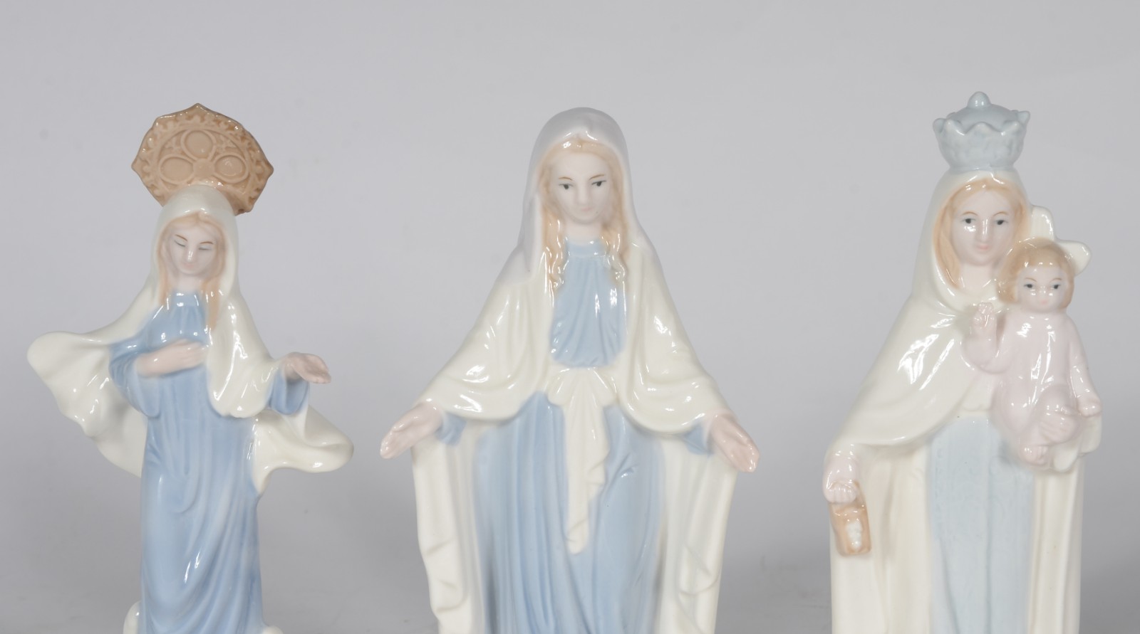 Três esculturas de porcelana policromada representando Virgem Maria. - foto 5 de 6