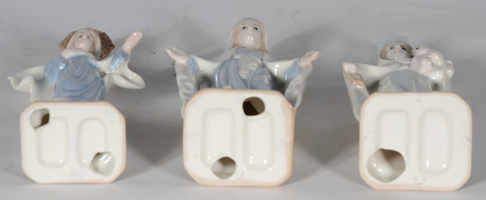 Três esculturas de porcelana policromada representando Virgem Maria. - foto 6 de 6