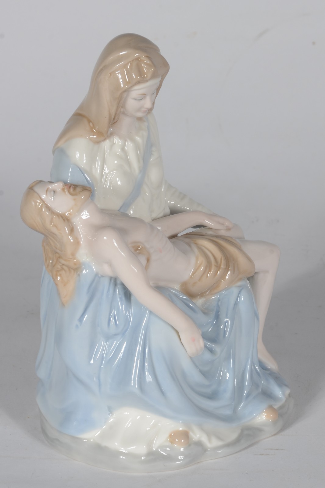 Escultura de porcelana policromada representando Pietá. - foto 2 de 6