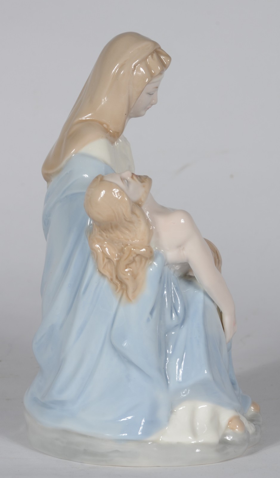 Escultura de porcelana policromada representando Pietá. - foto 3 de 6