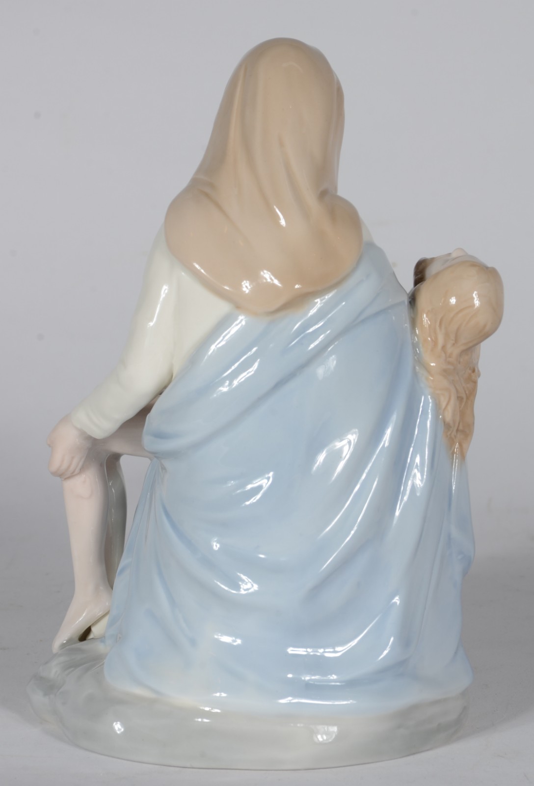 Escultura de porcelana policromada representando Pietá. - foto 4 de 6