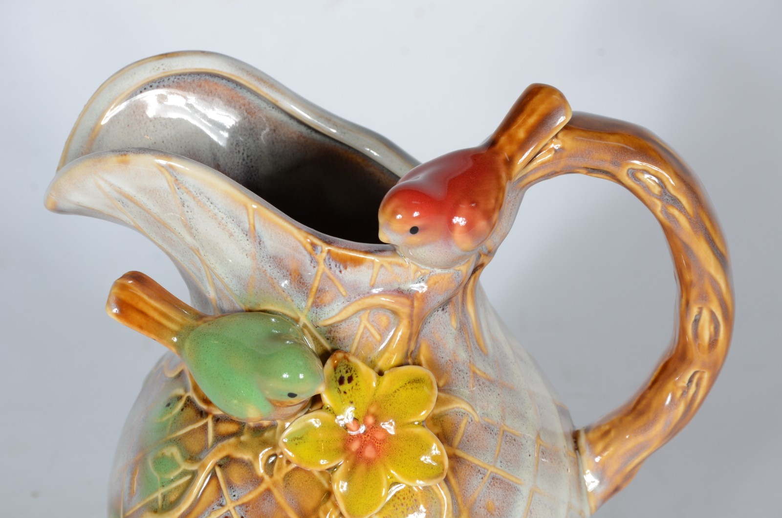 Jarra para água de porcelana policromada com flores e pássaros em... - foto 2 de 7