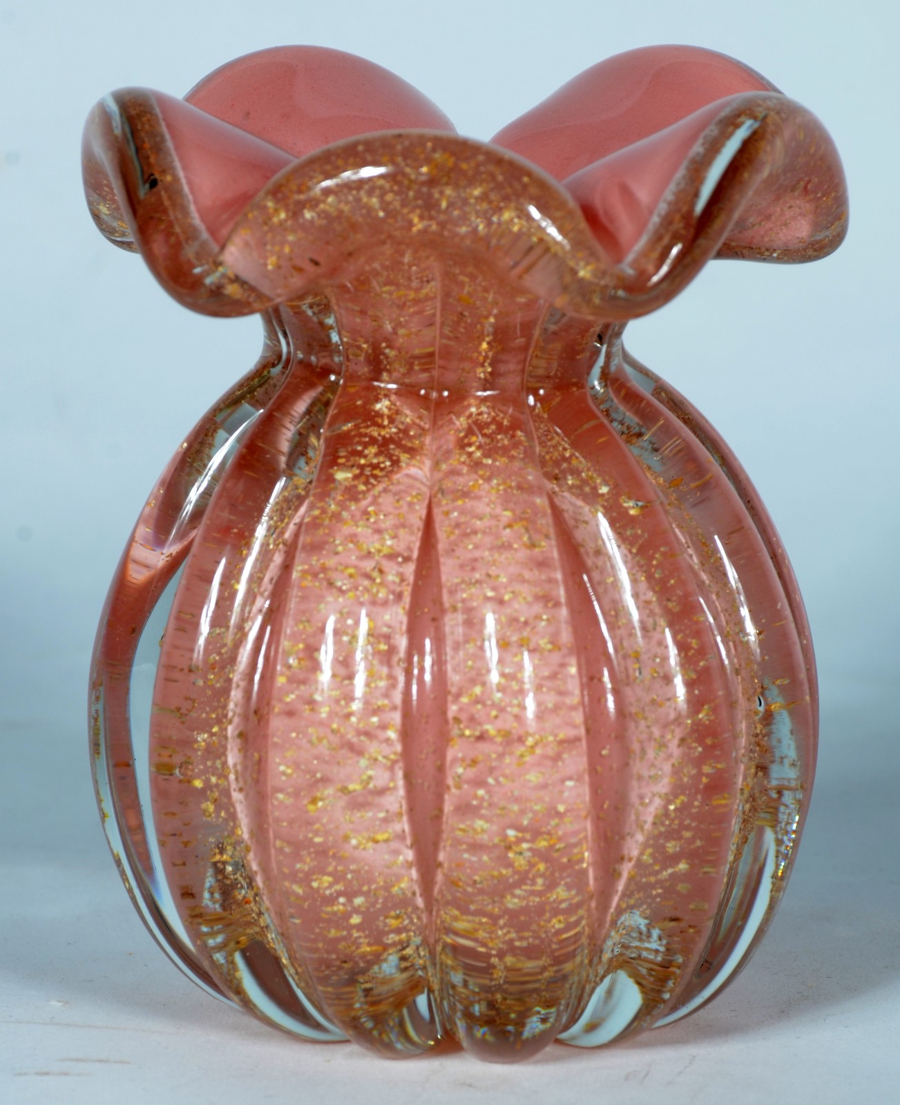 Vaso de vidro decorativo trabalhado em gomos na cor rosa com pó de... - foto 1 de 4