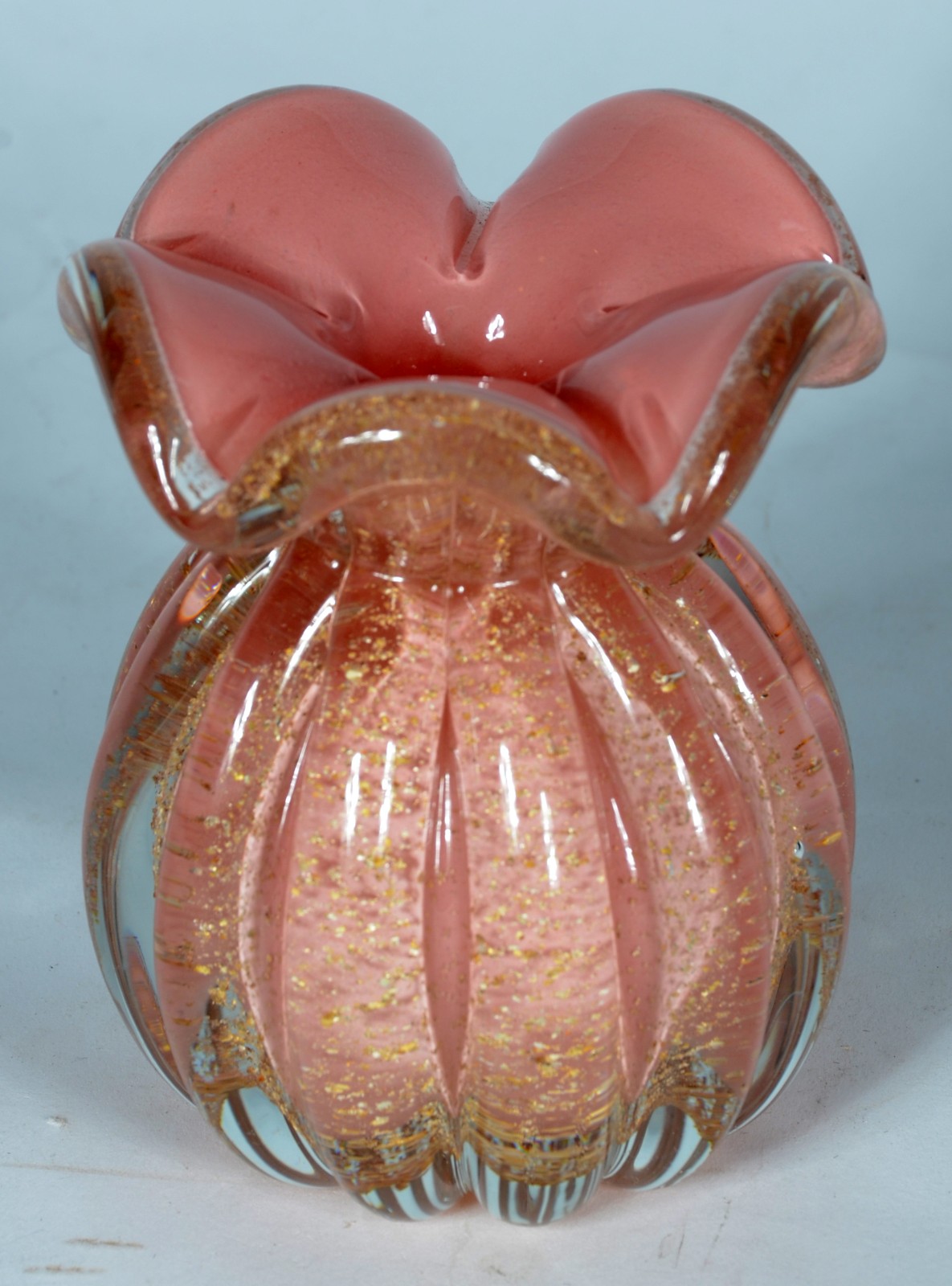 Vaso de vidro decorativo trabalhado em gomos na cor rosa com pó de... - foto 2 de 4