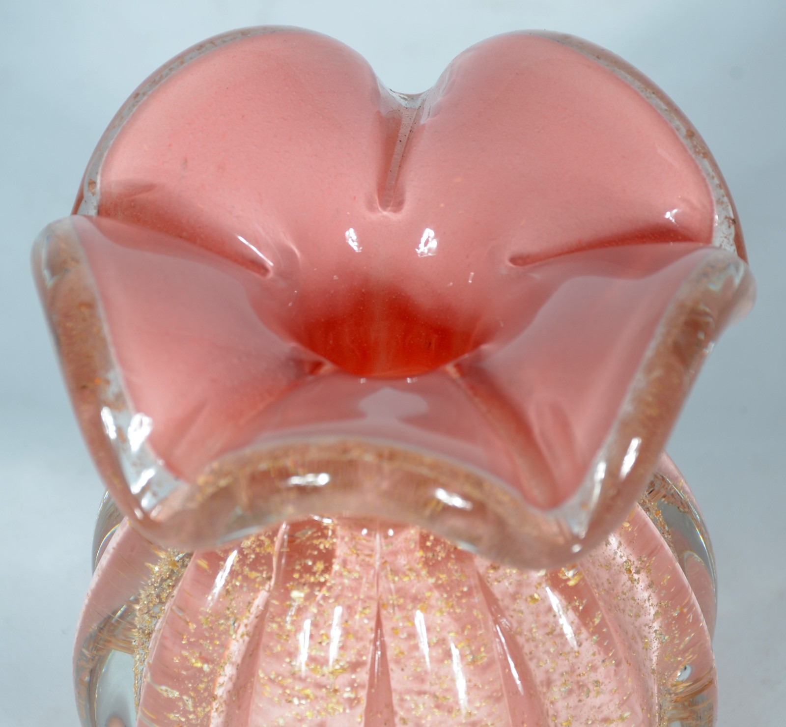 Vaso de vidro decorativo trabalhado em gomos na cor rosa com pó de... - foto 3 de 4
