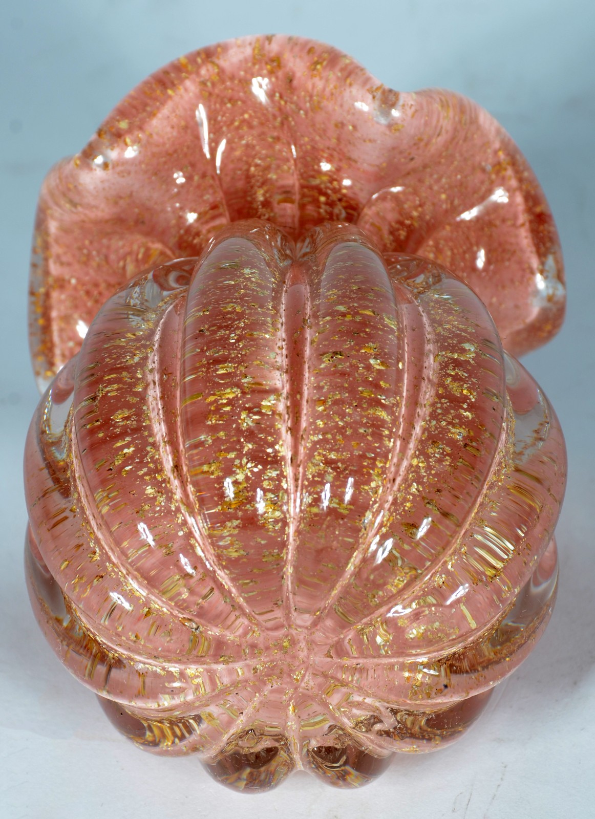 Vaso de vidro decorativo trabalhado em gomos na cor rosa com pó de... - foto 4 de 4
