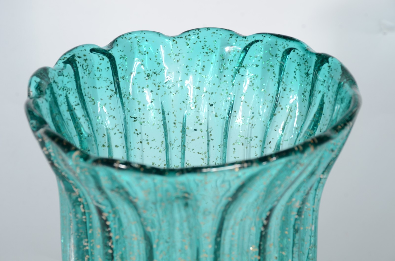 Vaso de vidro decorativo na cor verde. - foto 3 de 4