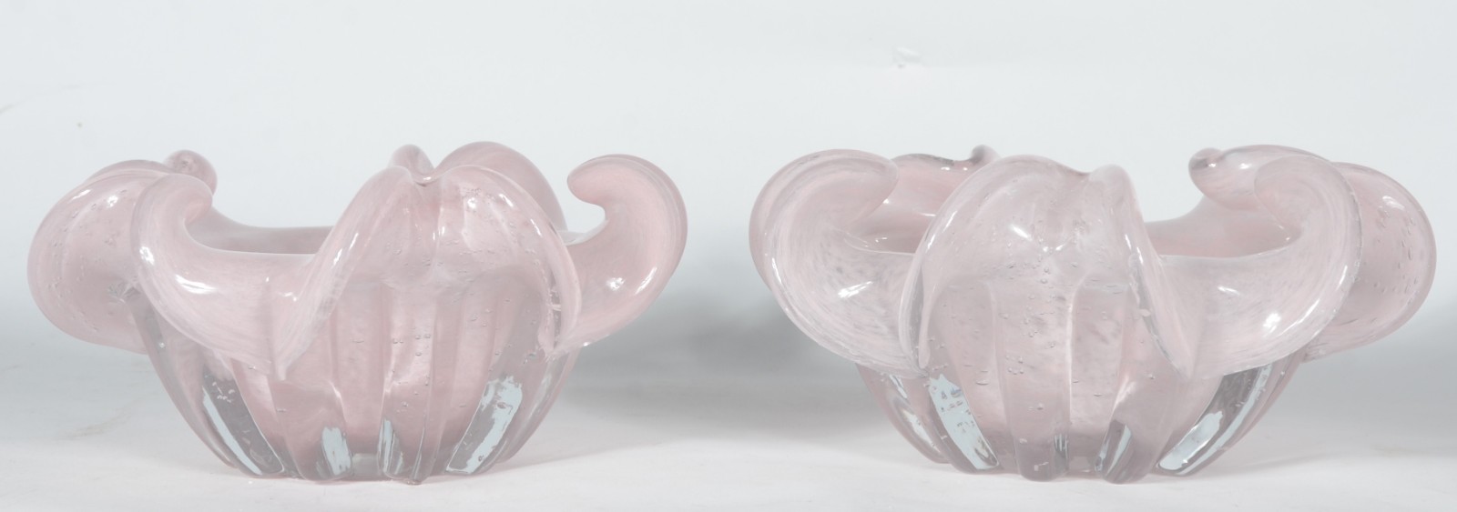 Par de bowls de vidro decorativo, trabalhados em gomos na cor rosa... - foto 1 de 4