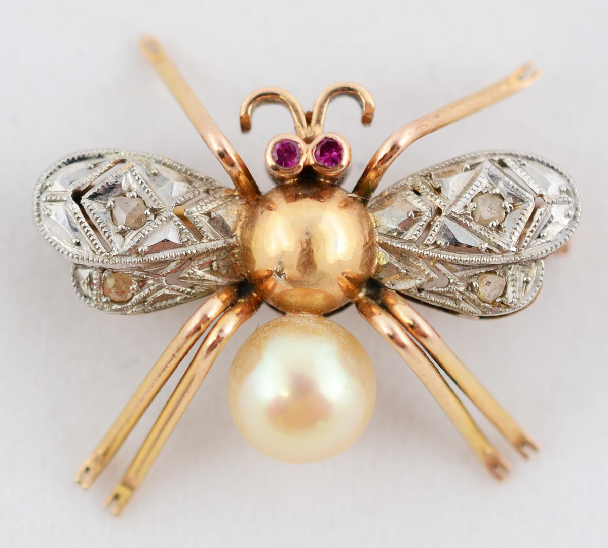 Broche de ouro amarelo 18 k e branco, com pérola, em forma de abelha...