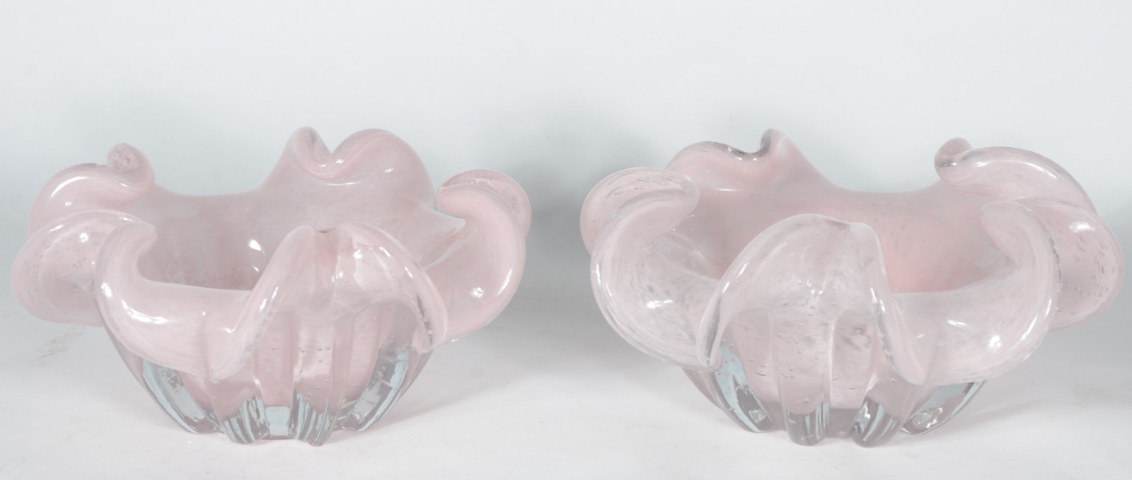 Par de bowls de vidro decorativo, trabalhados em gomos na cor rosa... - foto 2 de 4