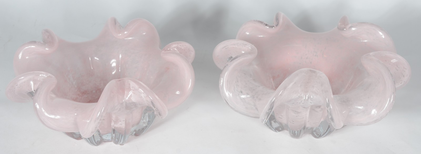 Par de bowls de vidro decorativo, trabalhados em gomos na cor rosa... - foto 3 de 4