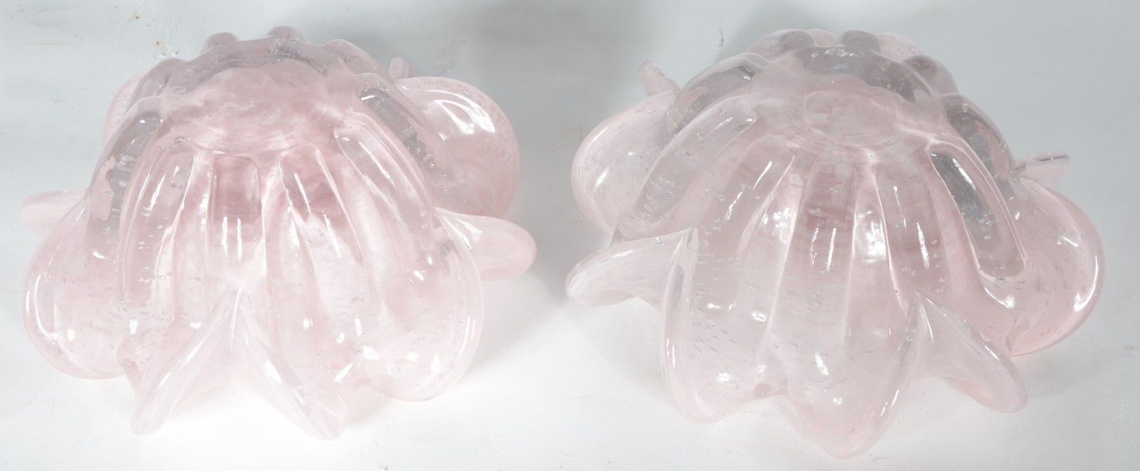 Par de bowls de vidro decorativo, trabalhados em gomos na cor rosa... - foto 4 de 4