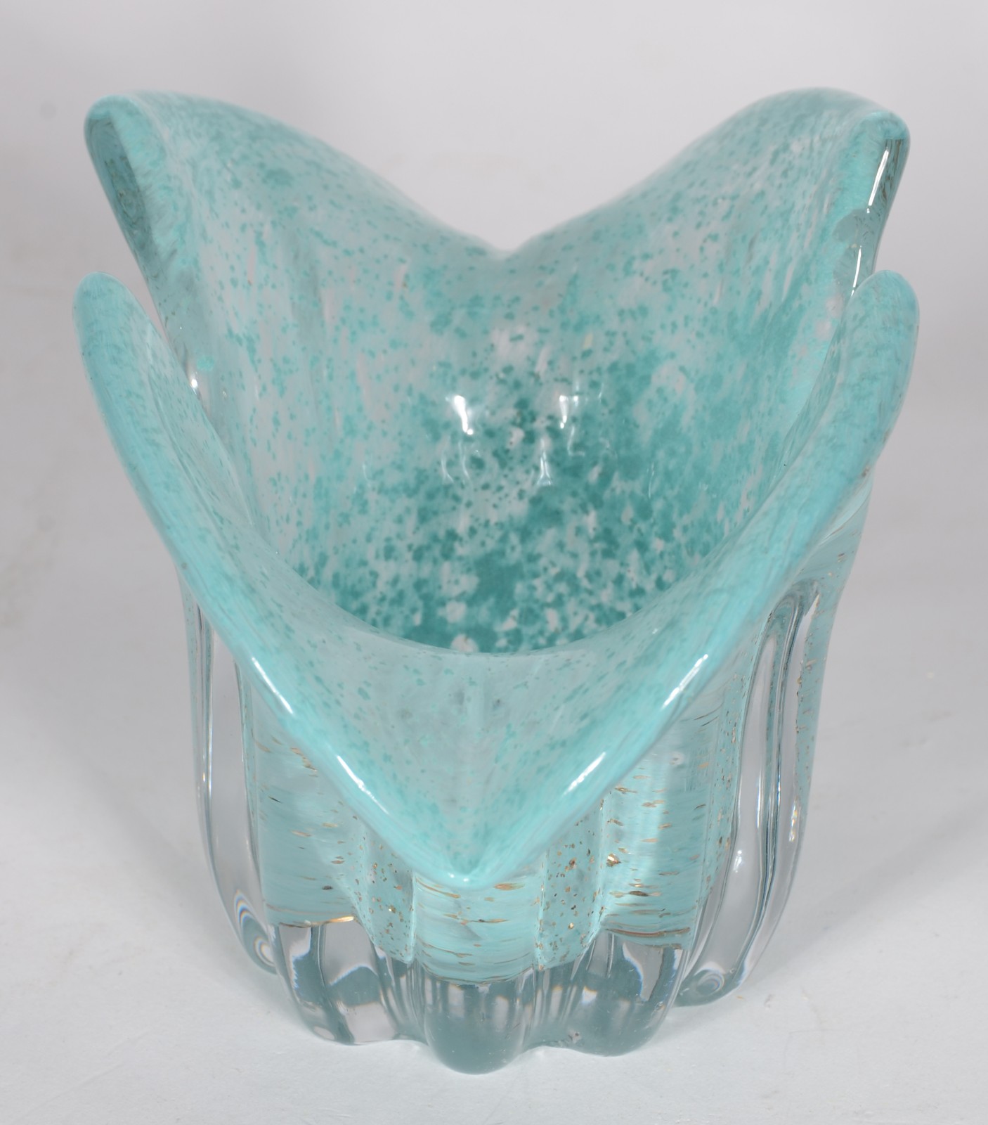 Vaso de vidro decorativo na cor azul turquesa com pó de ouro, borda... - foto 3 de 5