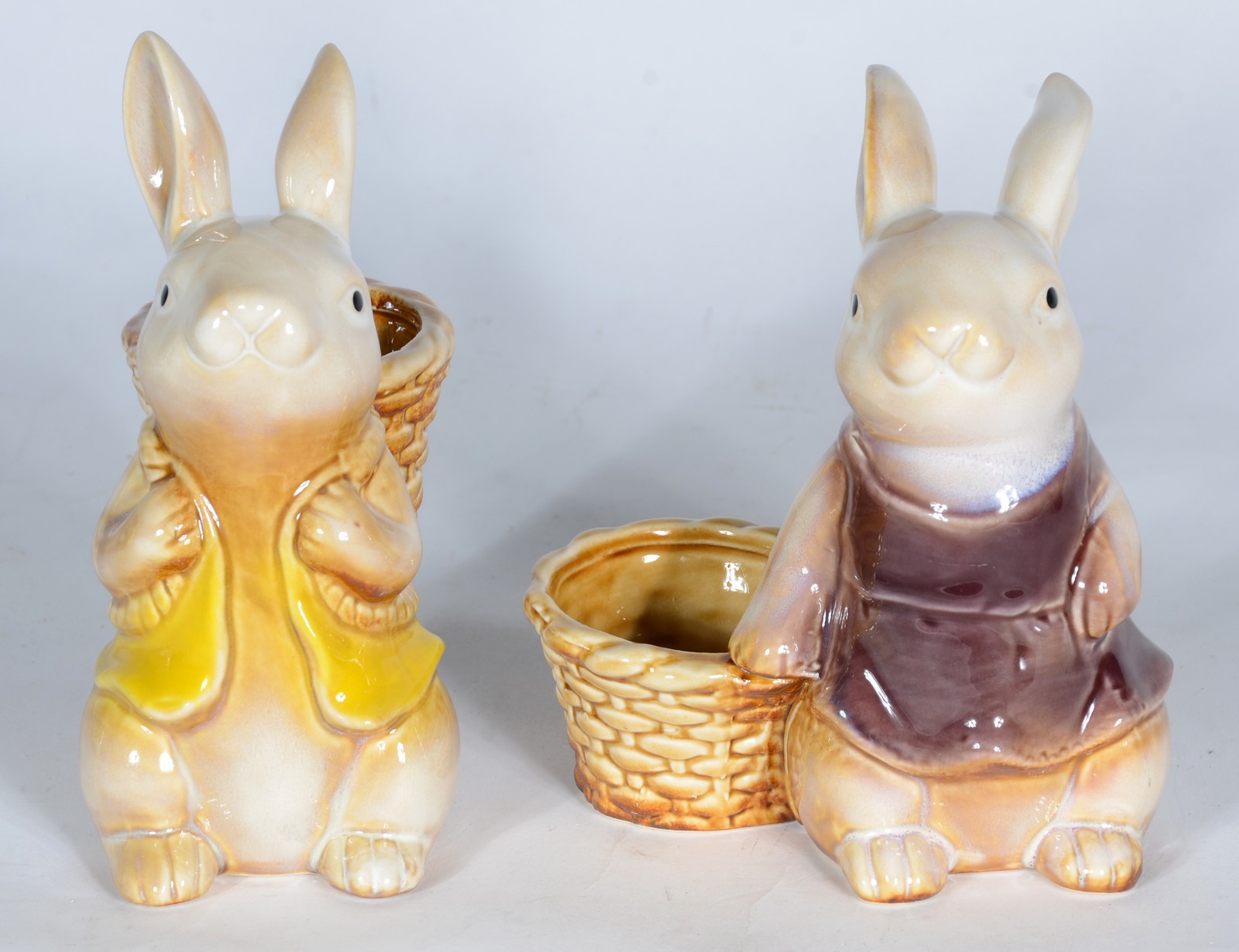 Duas esculturas de porcelana policromada representando coelhos com... - foto 1 de 5