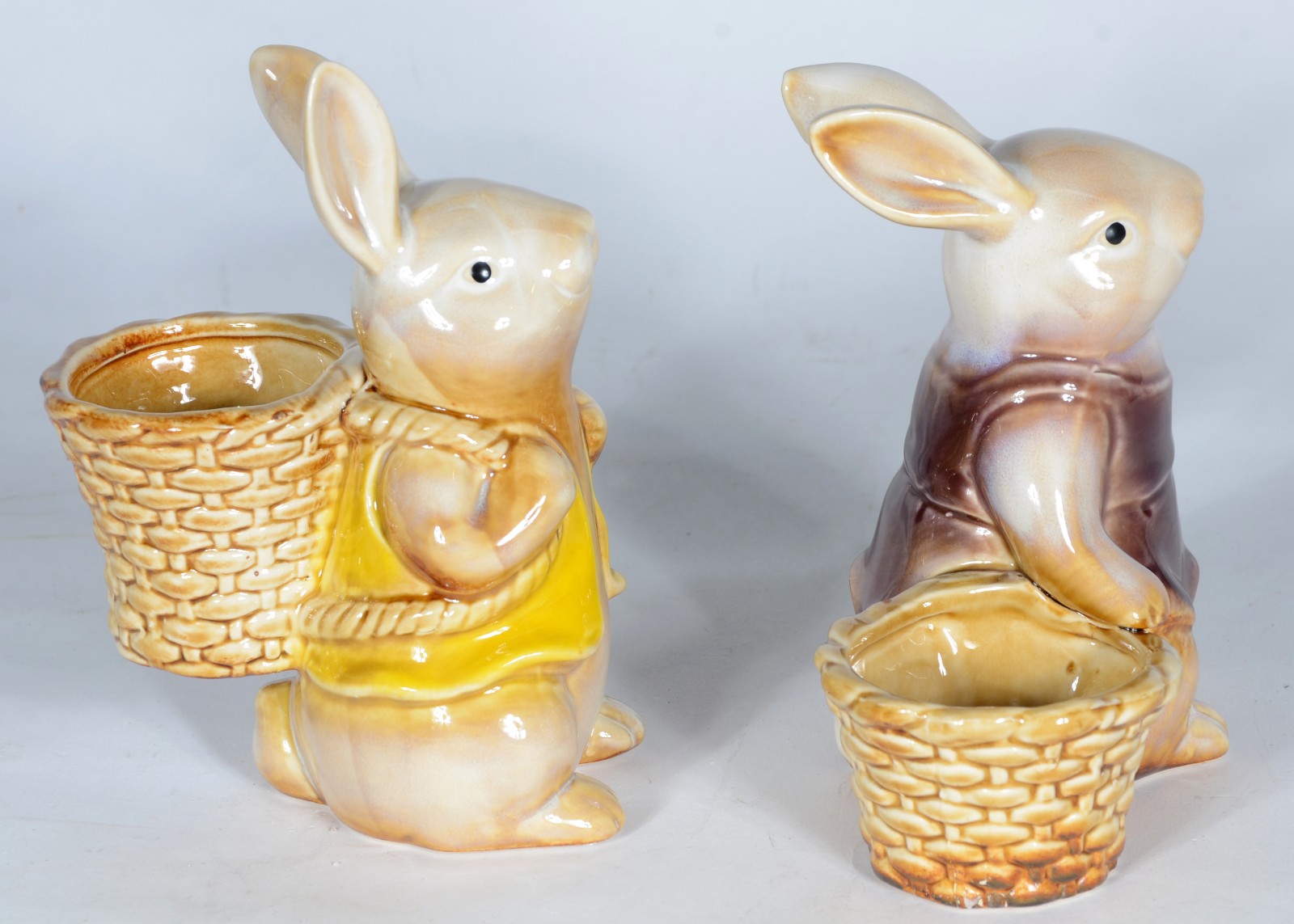 Duas esculturas de porcelana policromada representando coelhos com... - foto 2 de 5