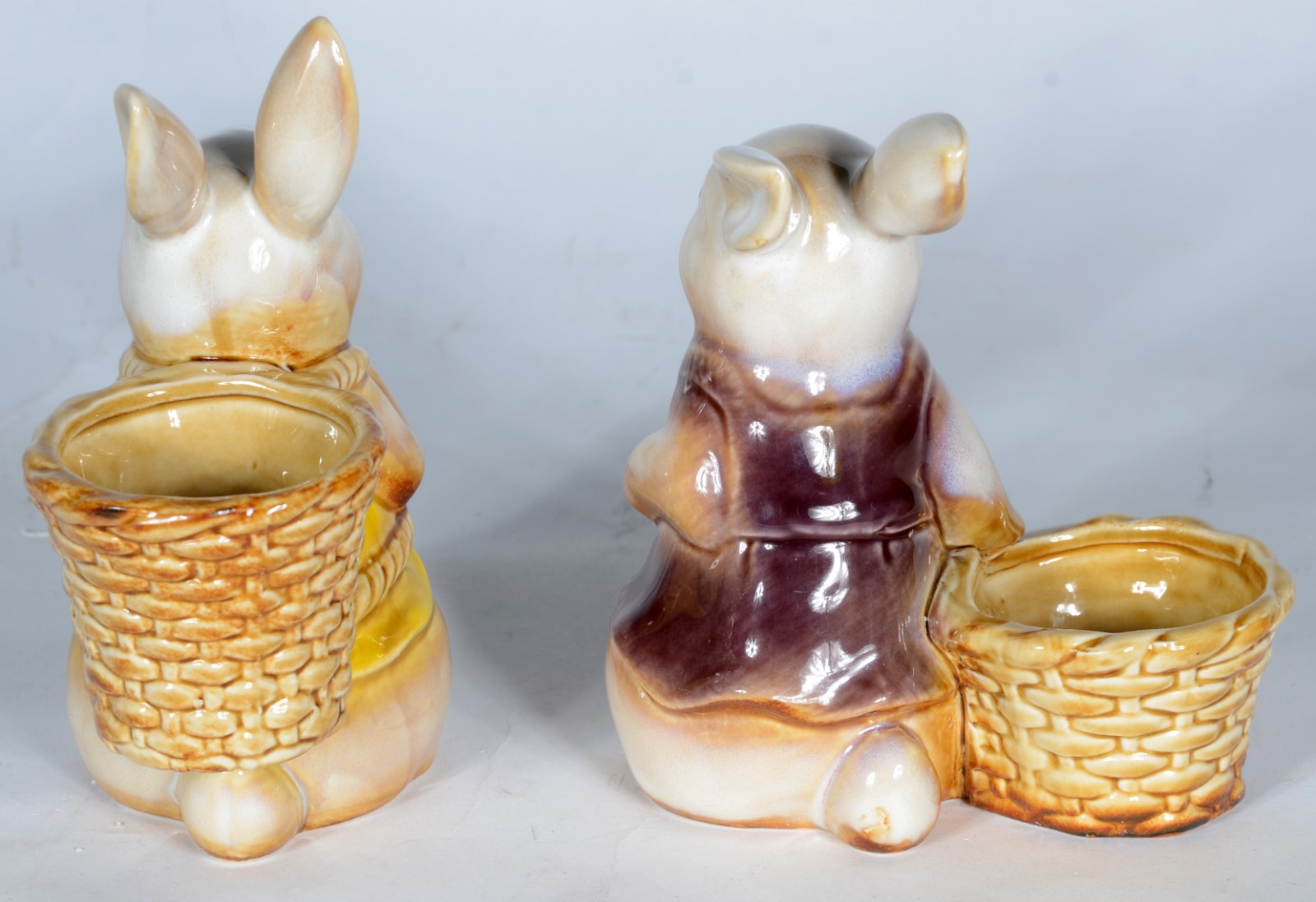 Duas esculturas de porcelana policromada representando coelhos com... - foto 3 de 5