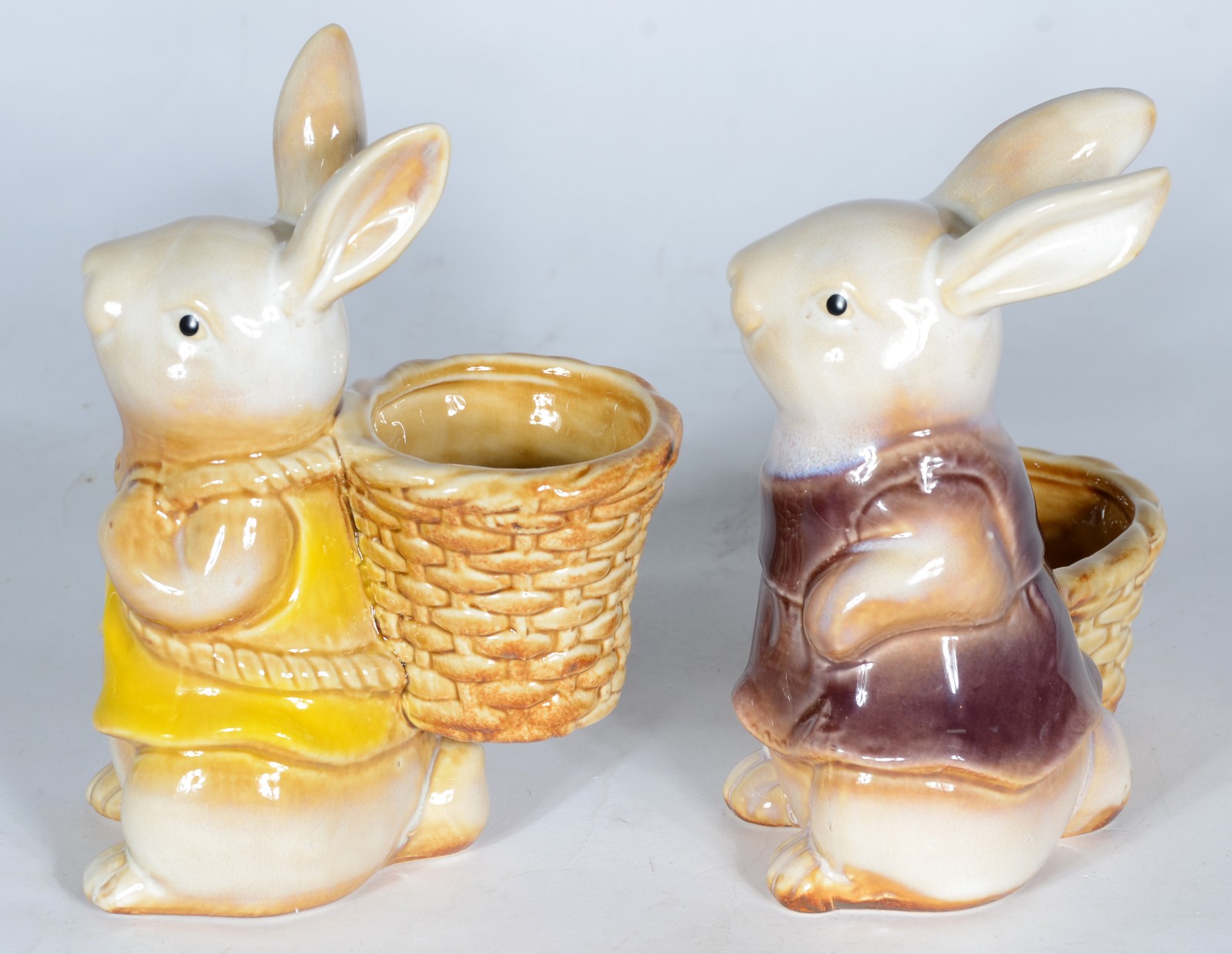 Duas esculturas de porcelana policromada representando coelhos com... - foto 4 de 5