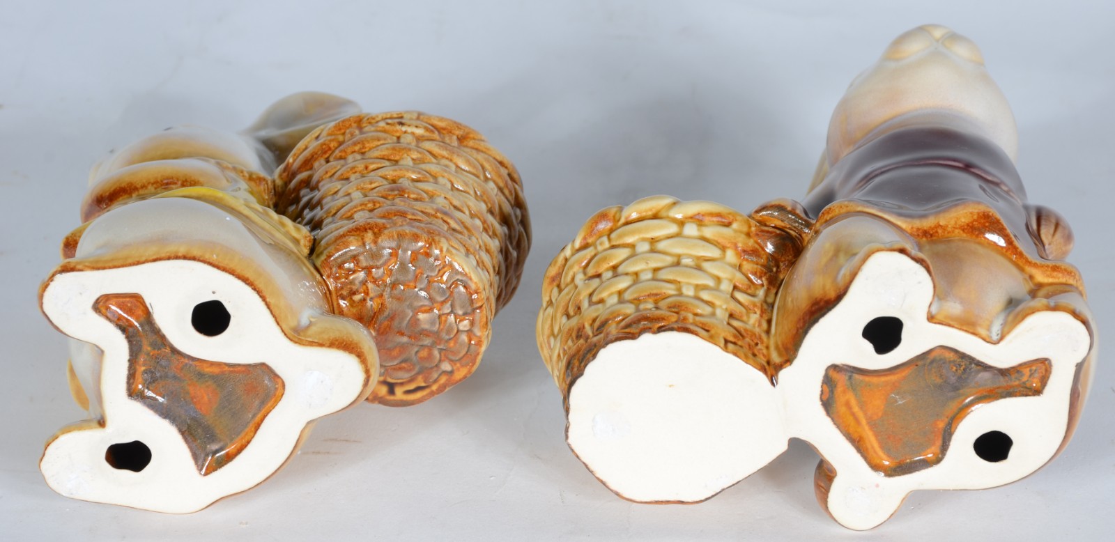 Duas esculturas de porcelana policromada representando coelhos com... - foto 5 de 5
