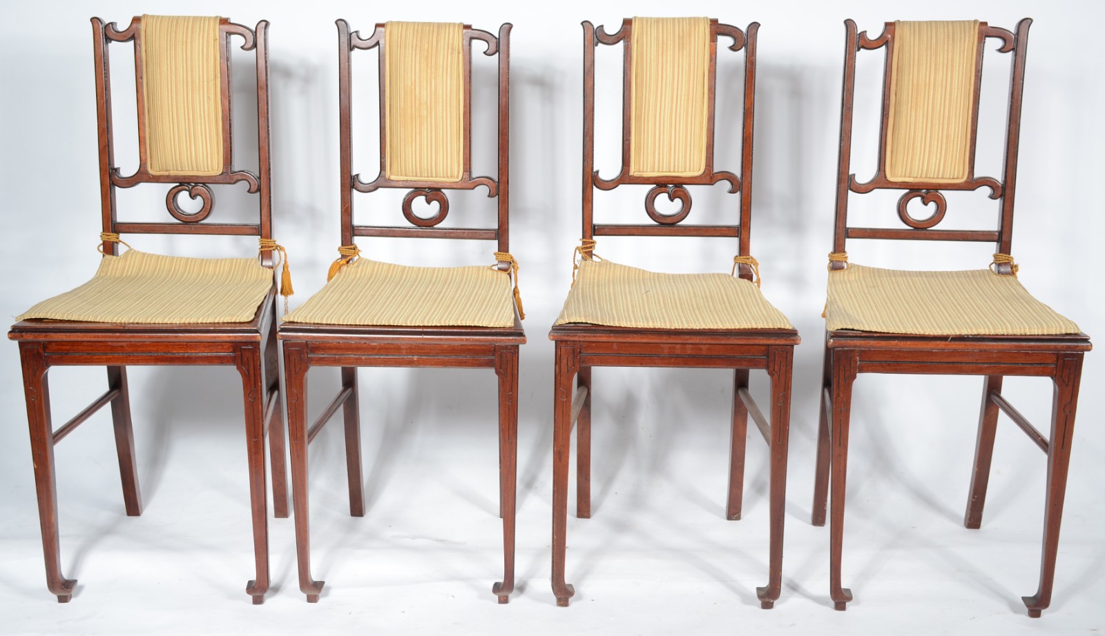 Conjunto com 4 cadeiras singelas de madeira nobre, assentos de... - foto 1 de 7