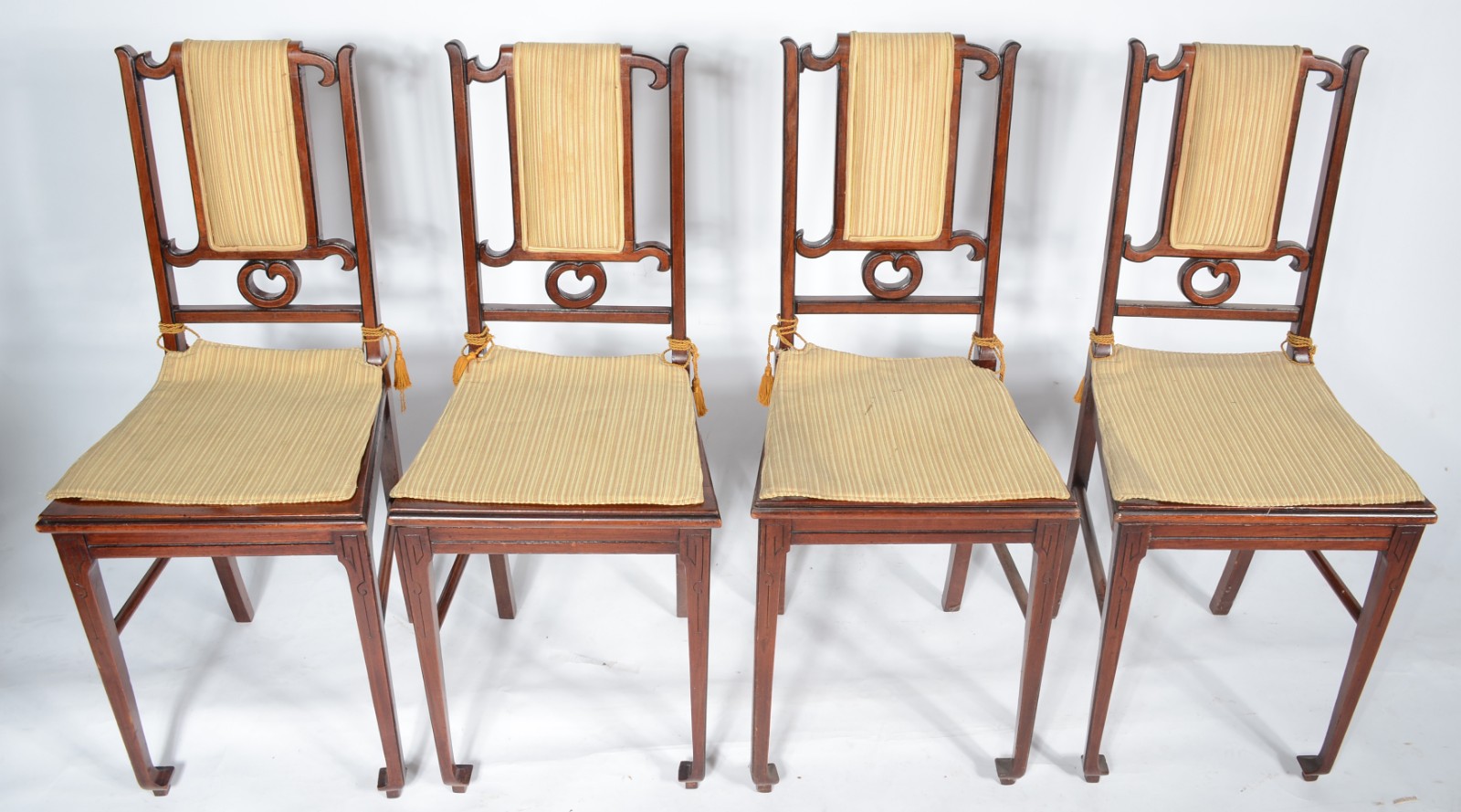 Conjunto com 4 cadeiras singelas de madeira nobre, assentos de... - foto 2 de 7