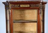 Mercier Frères (1828-1985),  - Vitrine francesa de madeira nobre, frente reta e laterais de vidro curvos, duas prateleiras internas e fundo forrados com tecido na cor bege, aplicaçõ