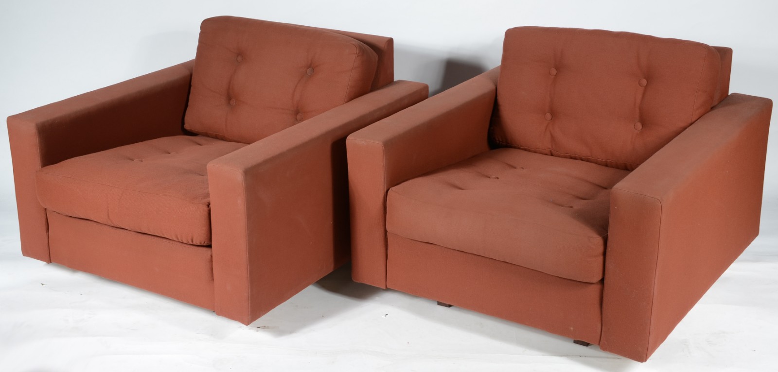 Par de poltronas estofadas e forradas com tecido na cor tijolo... - foto 1 de 8