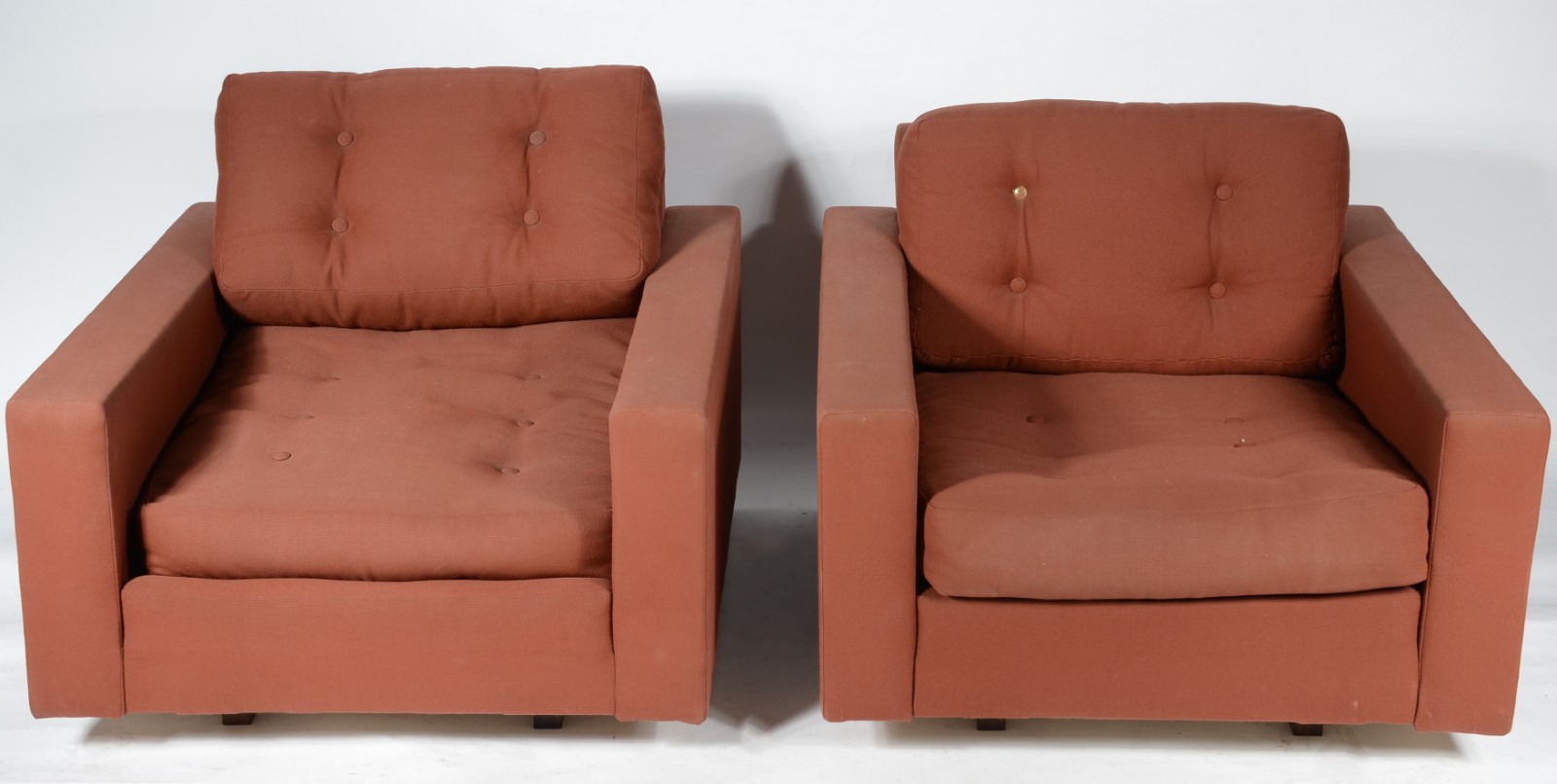 Par de poltronas estofadas e forradas com tecido na cor tijolo... - foto 2 de 8
