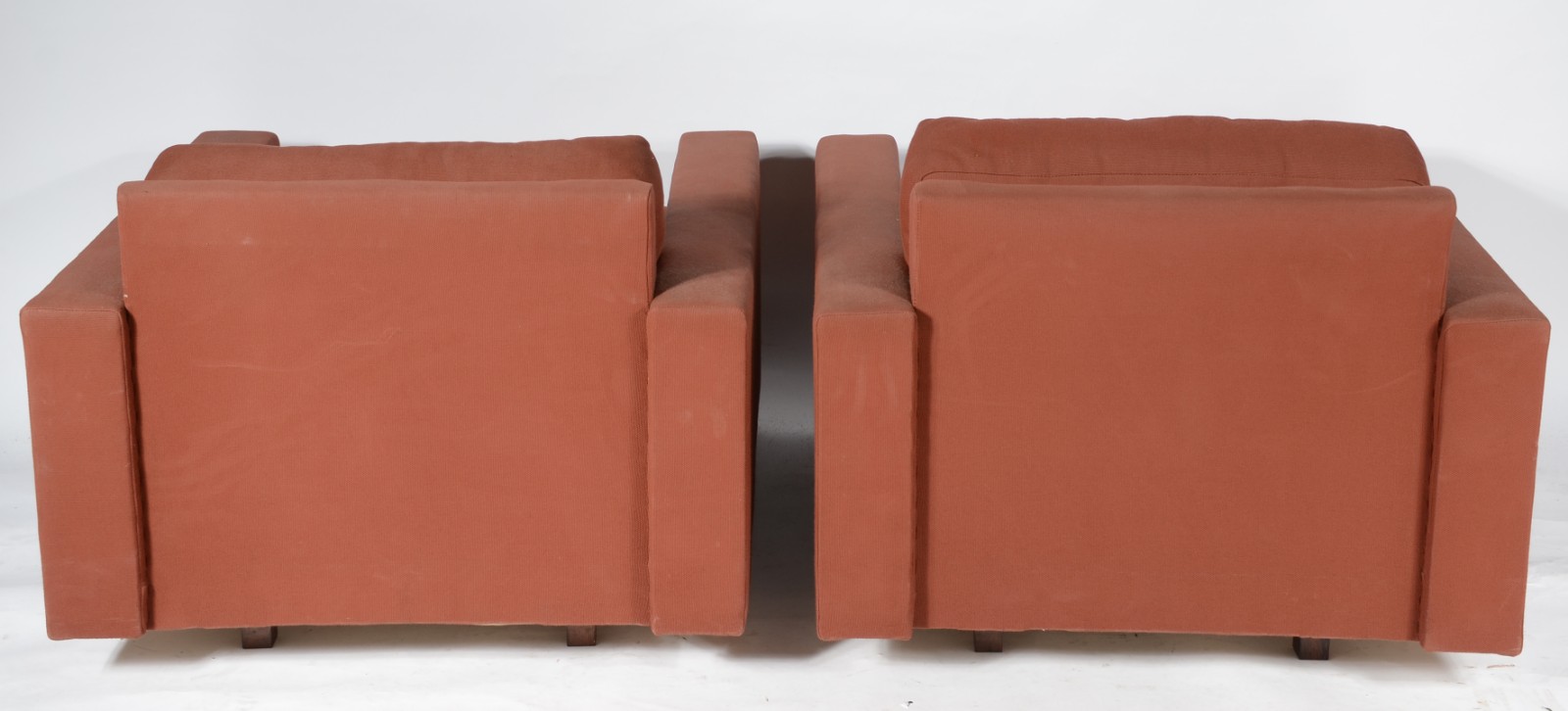 Par de poltronas estofadas e forradas com tecido na cor tijolo... - foto 4 de 8