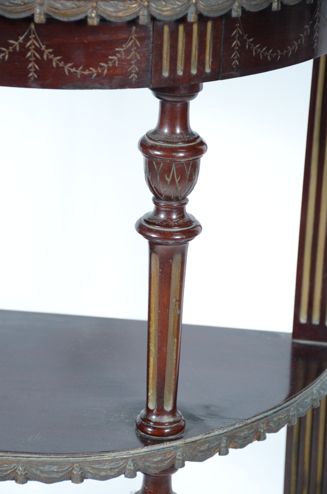 Mesa auxiliar de madeira nobre, feitio meia lua, com tres platôs... - foto 6 de 9
