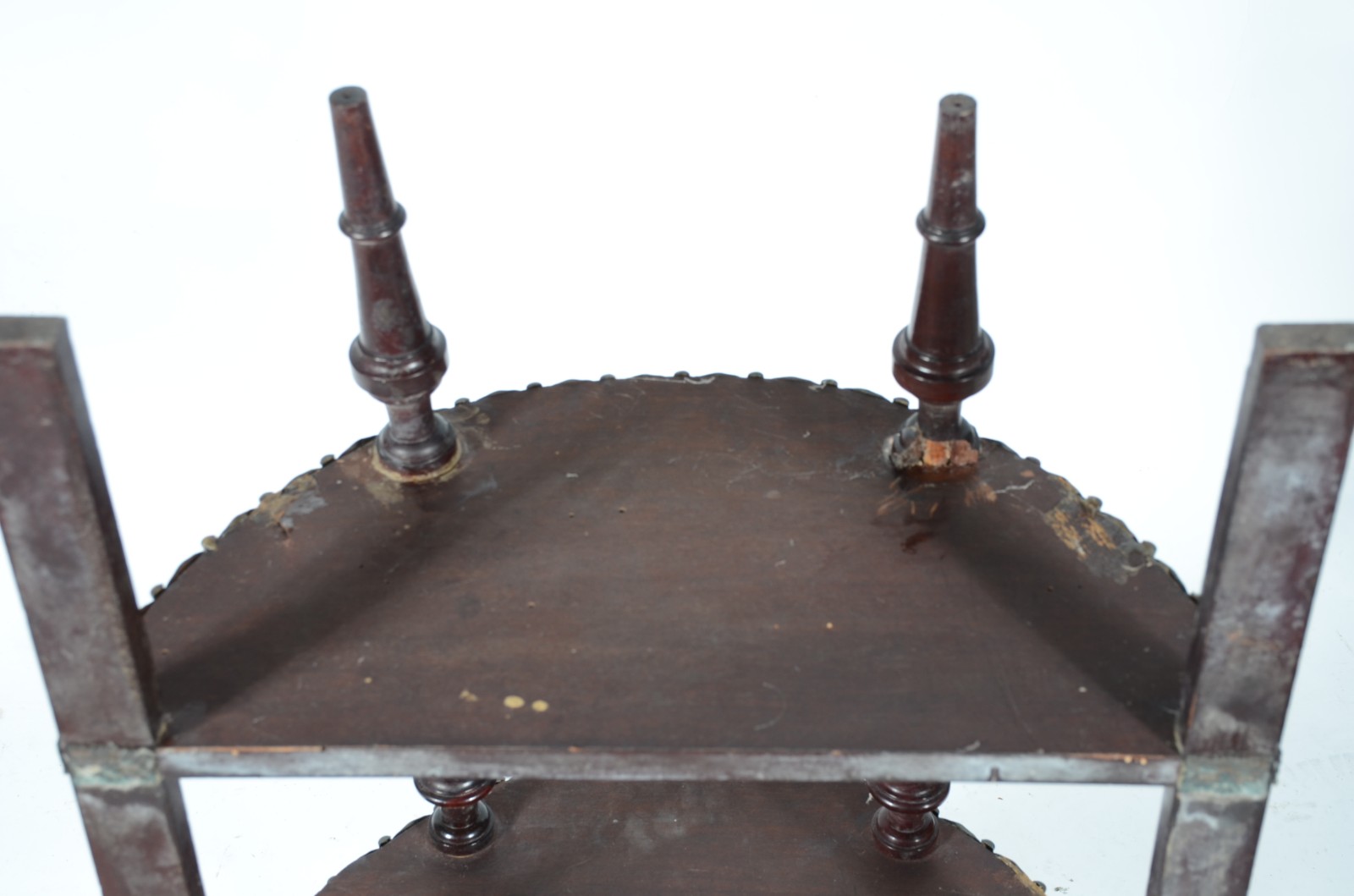 Mesa auxiliar de madeira nobre, feitio meia lua, com tres platôs... - foto 9 de 9