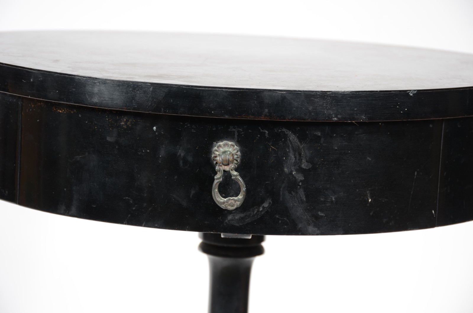 Mesa redonda de madeira ebanizada, base na forma de tripé com pés em... - foto 2 de 4