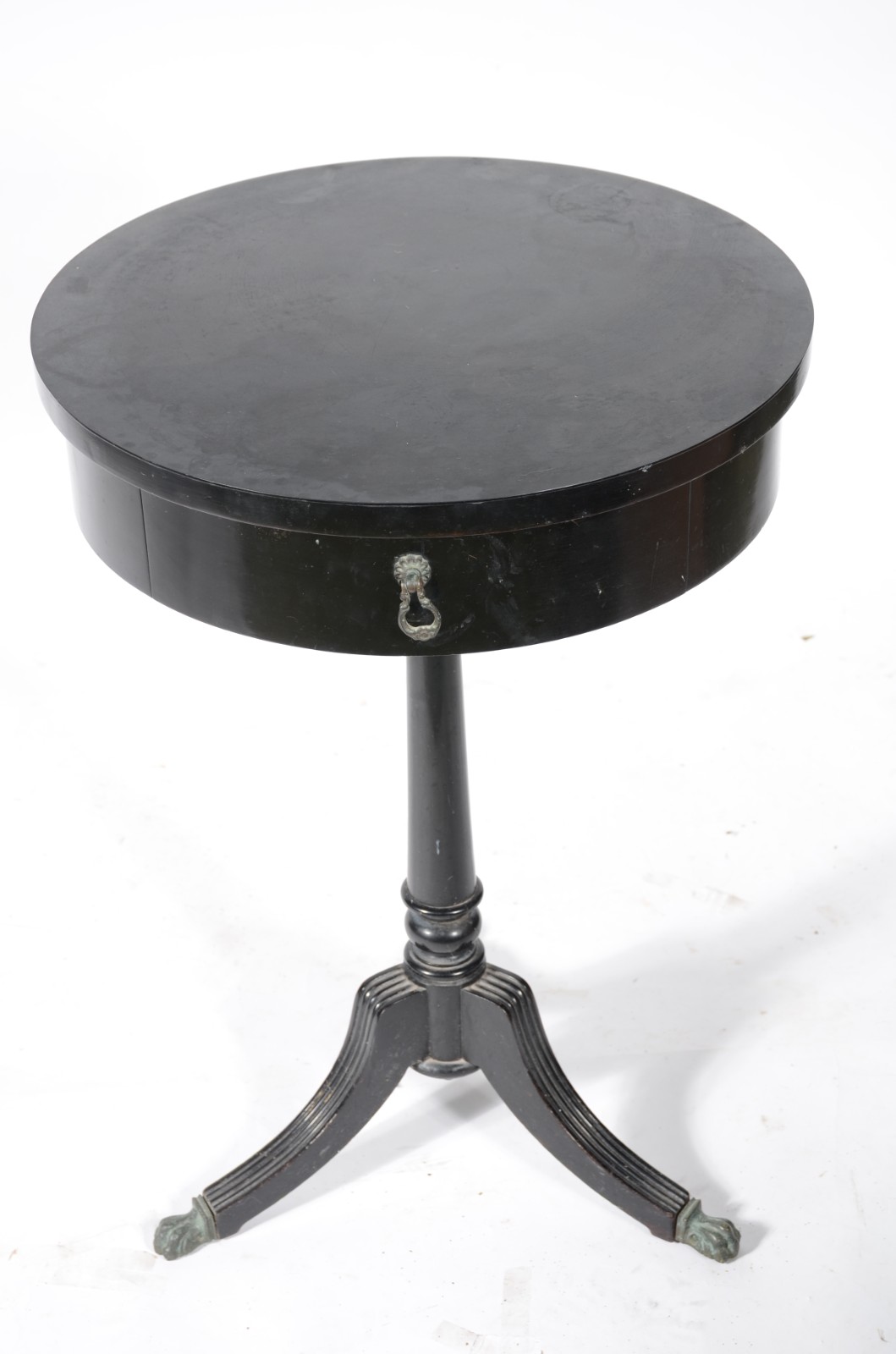 Mesa redonda de madeira ebanizada, base na forma de tripé com pés em... - foto 4 de 4
