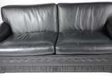 Sofá para 2 lugares estofado e forrado de couro... - Sofá para 2 lugares estofado e forrado de couro preto, almofadas soltas.