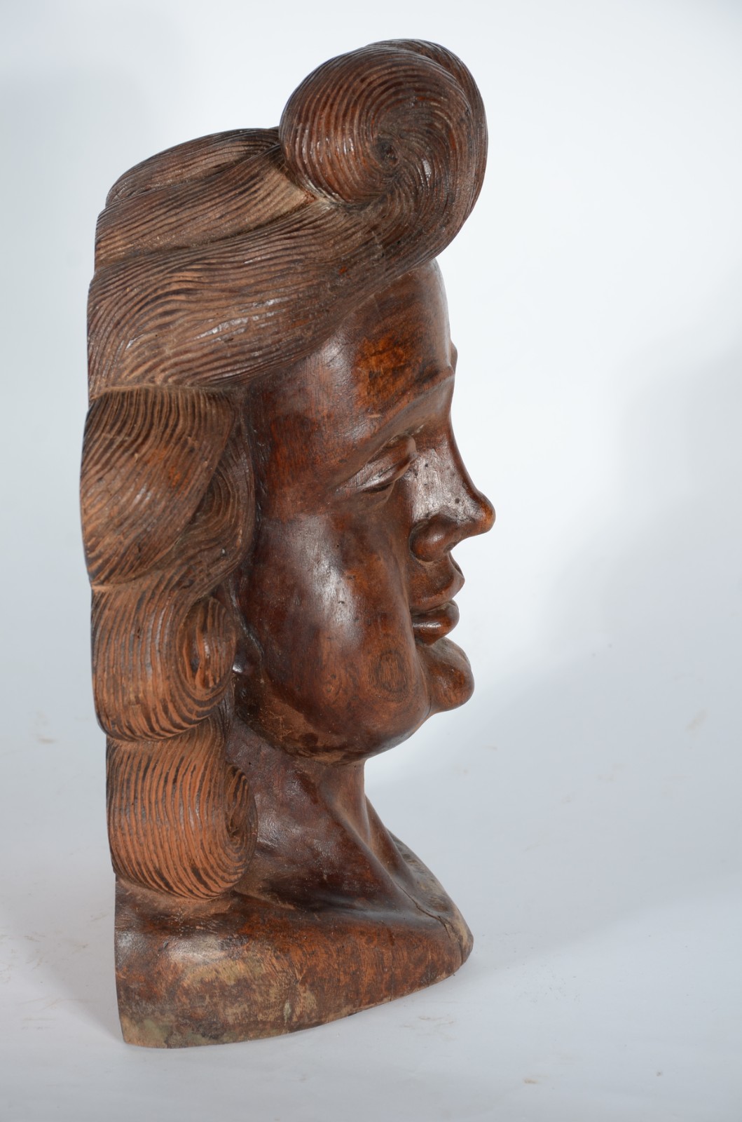 Escultura de madeira entalhada representando cabeça de anjo. - foto 4 de 8