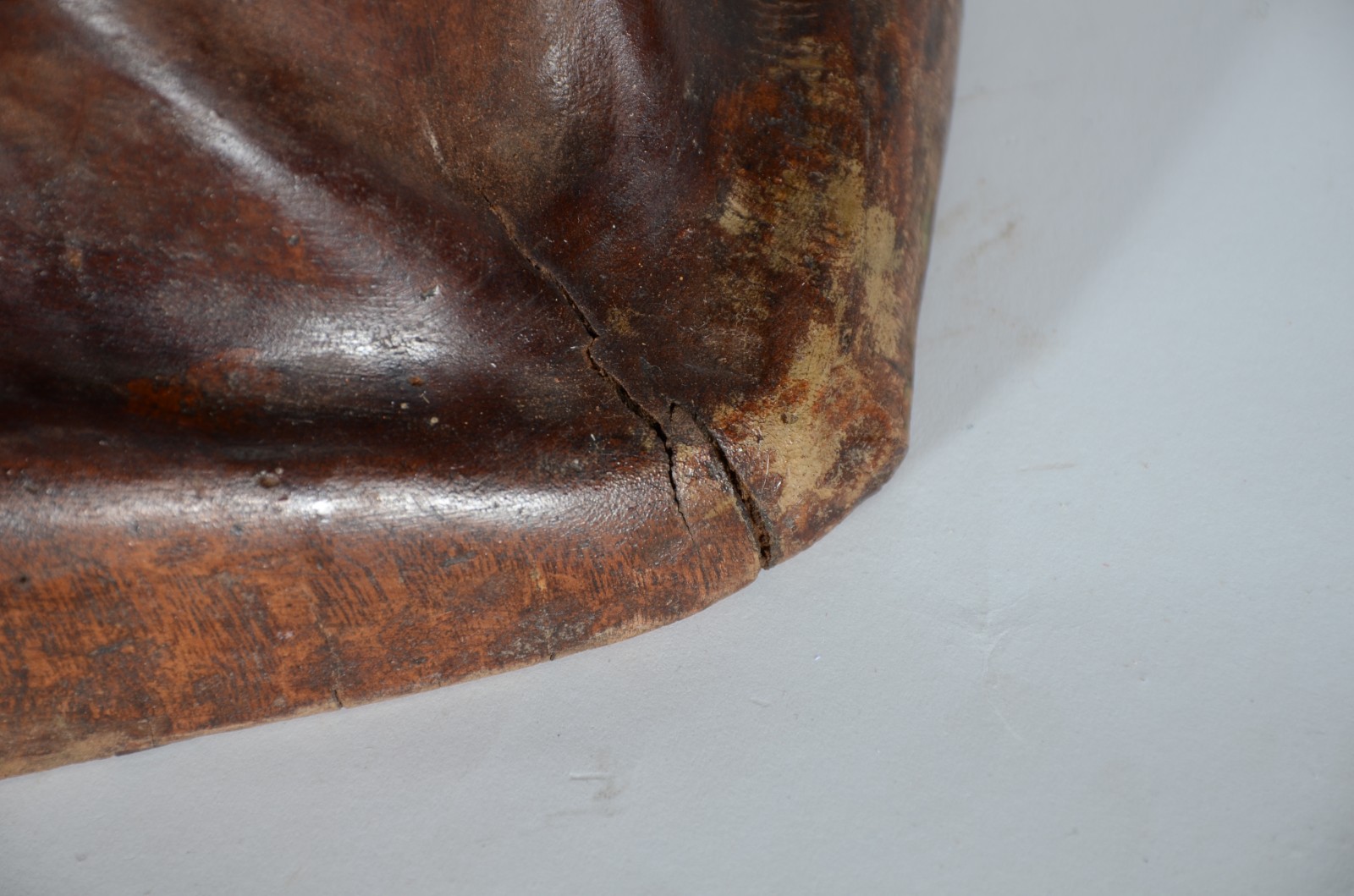 Escultura de madeira entalhada representando cabeça de anjo. - foto 8 de 8