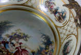 Duas peças de porcelana sendo , vaso com figura... - Duas peças de porcelana sendo , vaso com figura de Mater e fruteira com detalhes de metal( 26 cm de diâmetro)