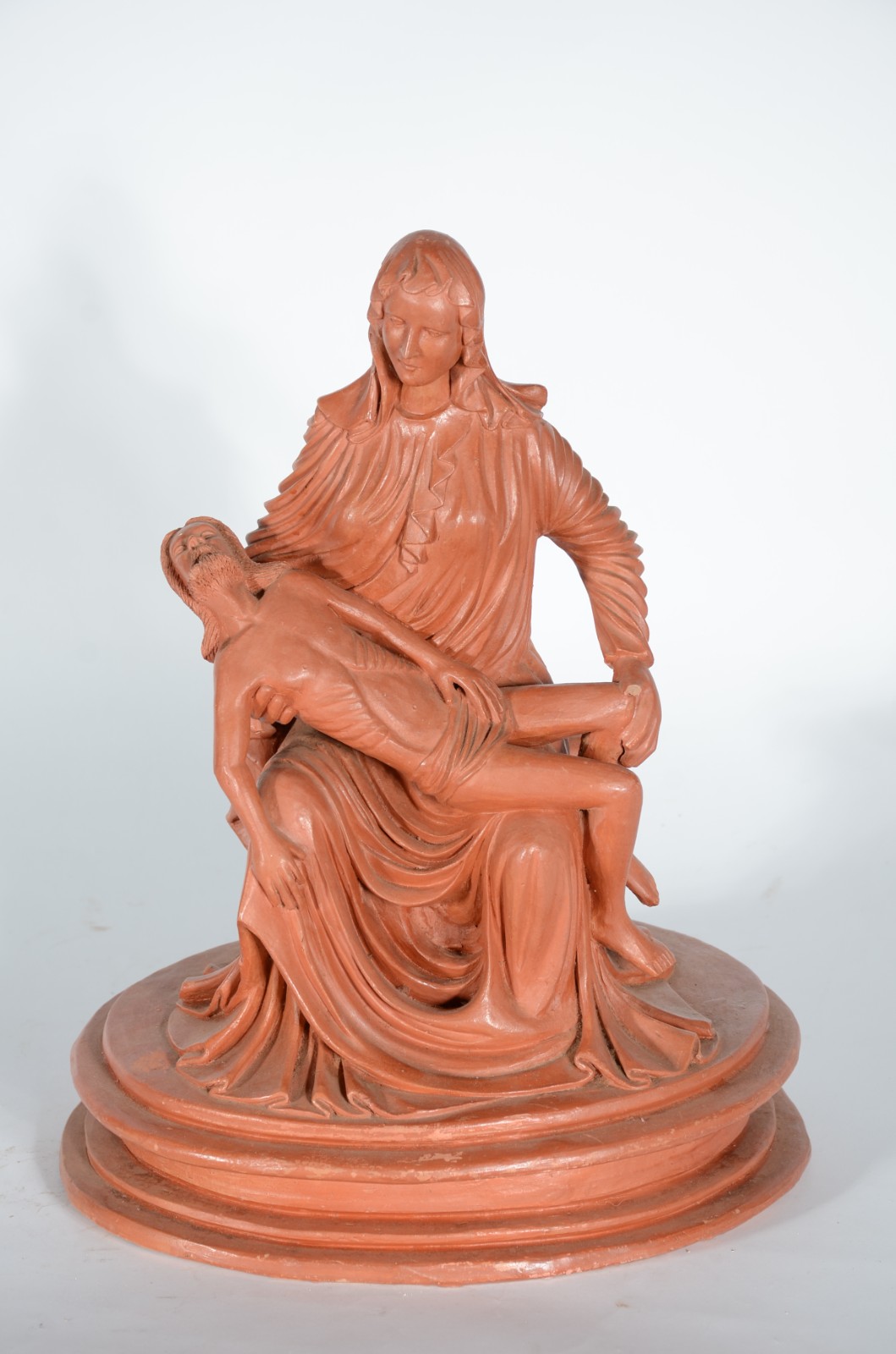 Arte Popular - Escultura de barro cozido representando Pietá. - foto 1 de 7