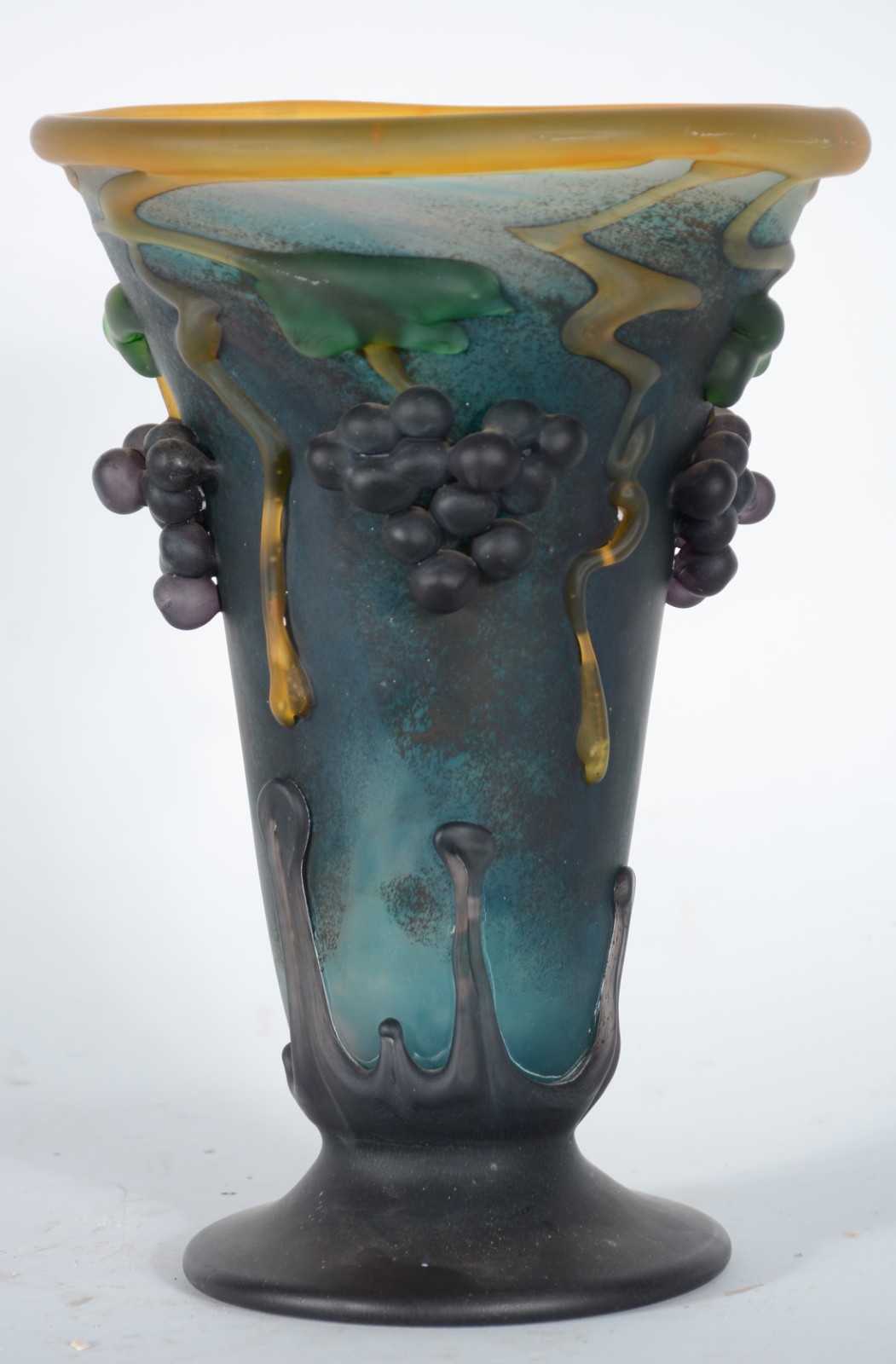 Vaso em pasta de vidro, Art Noveau mesclado com cachos de uvas em... - foto 1 de 5
