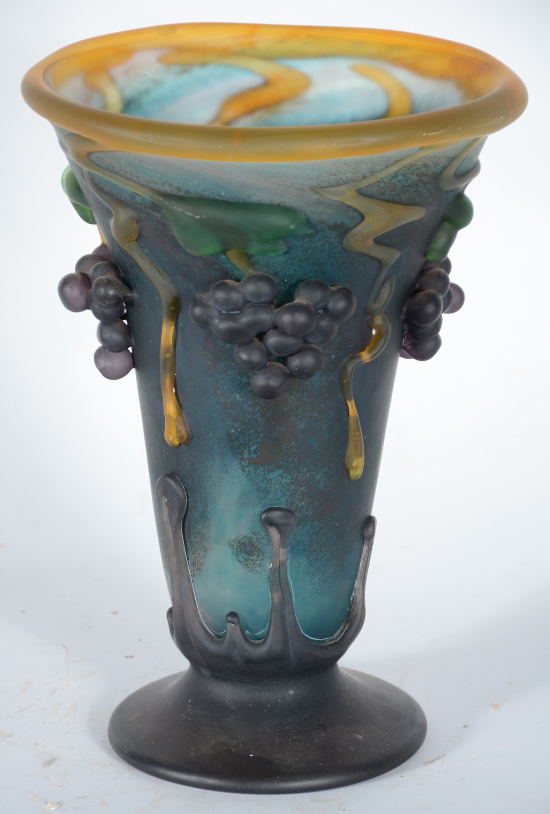 Vaso em pasta de vidro, Art Noveau mesclado com cachos de uvas em... - foto 2 de 5