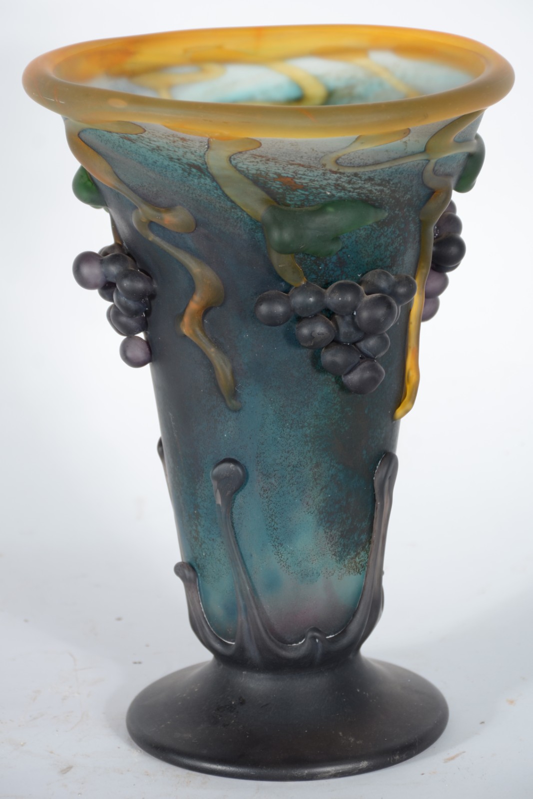 Vaso em pasta de vidro, Art Noveau mesclado com cachos de uvas em... - foto 3 de 5