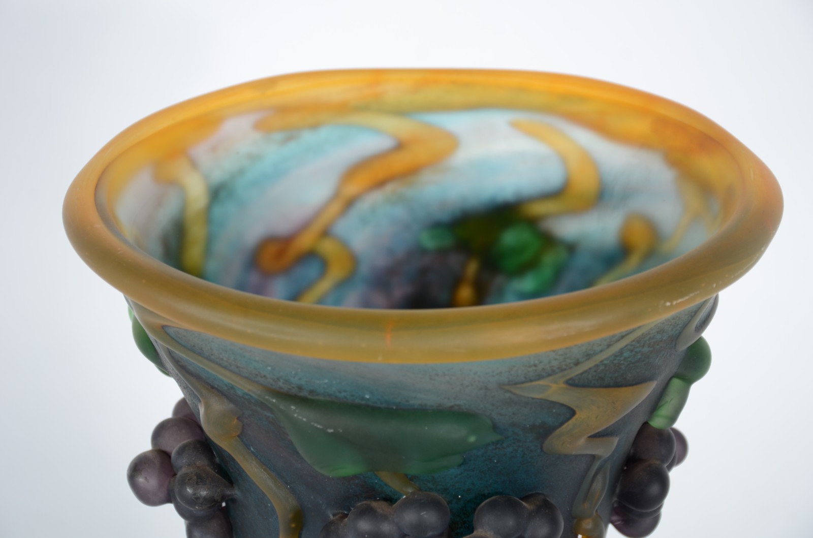 Vaso em pasta de vidro, Art Noveau mesclado com cachos de uvas em... - foto 4 de 5