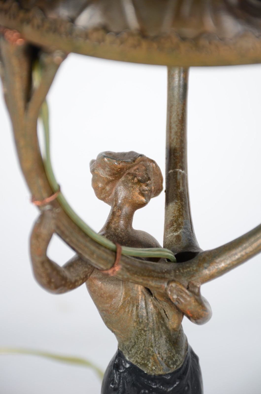 Luminária estilo Art Noveau de metal representando figura feminina... - foto 3 de 5