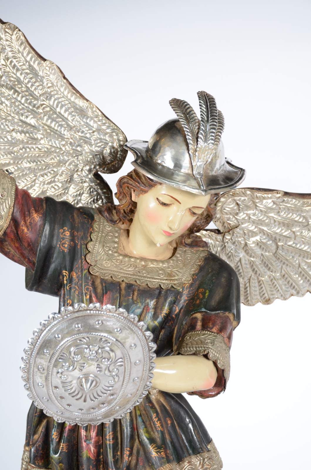 Anjo Gabriel - Imagem de madeira policromada com guarnição de prata... - foto 2 de 8