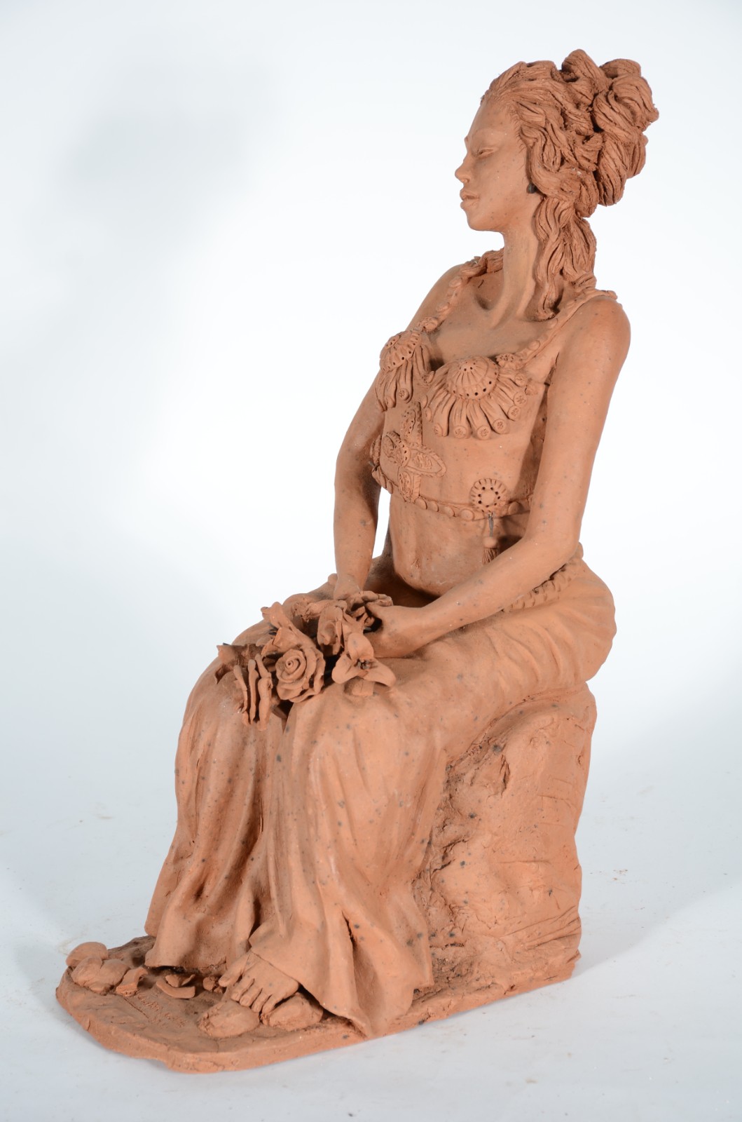 Escultura em barro cozido representando figura feminina sentada com... - foto 1 de 7