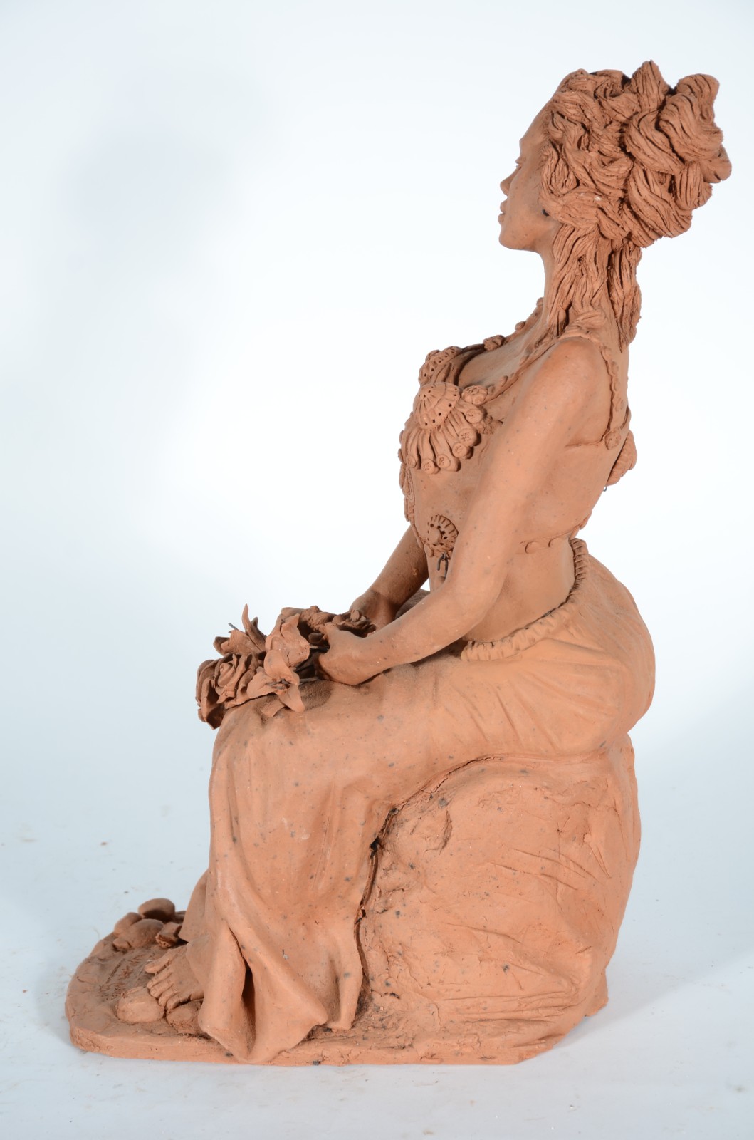 Escultura em barro cozido representando figura feminina sentada com... - foto 3 de 7