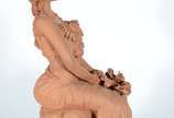 VALMIR NEVES,  - Escultura em barro cozido representando figura feminina sentada com flores no colo.